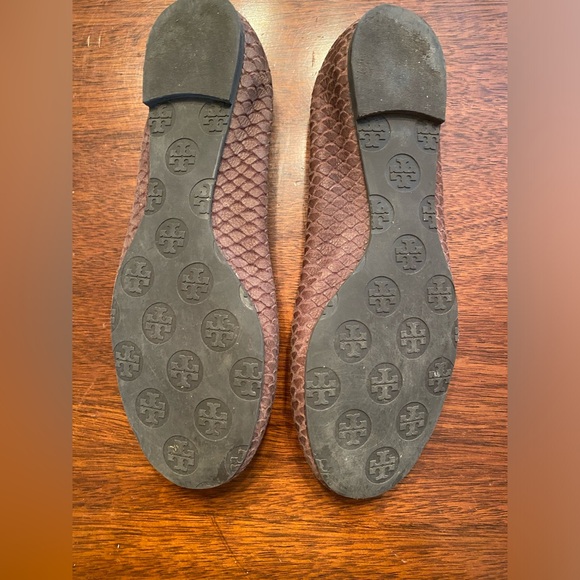 Tory Burch Flats 6.5 embossed snake - Picture 2 of 5